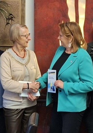 Bezirksobfrau Maresi Eder gratuliert StAW-Obfrau Gabriela Würth